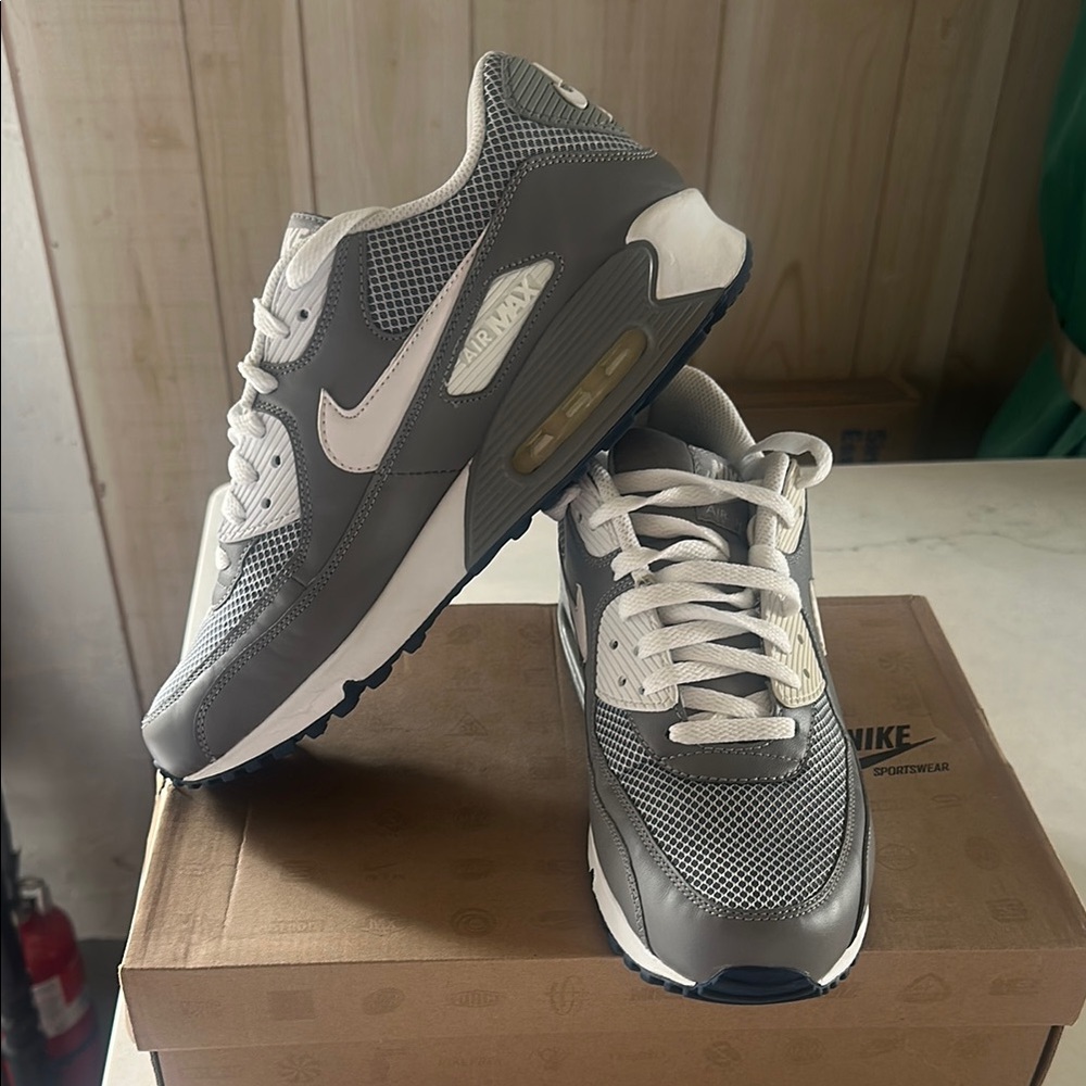 Nike Men’s Air Max 90, Size 10.5, Color Light Charcoal/White-Mid Navy